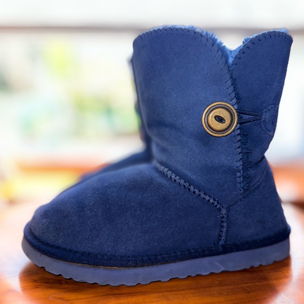 Ugg’s Womens Bailey Button Blue Size 7 (Mid-Top)